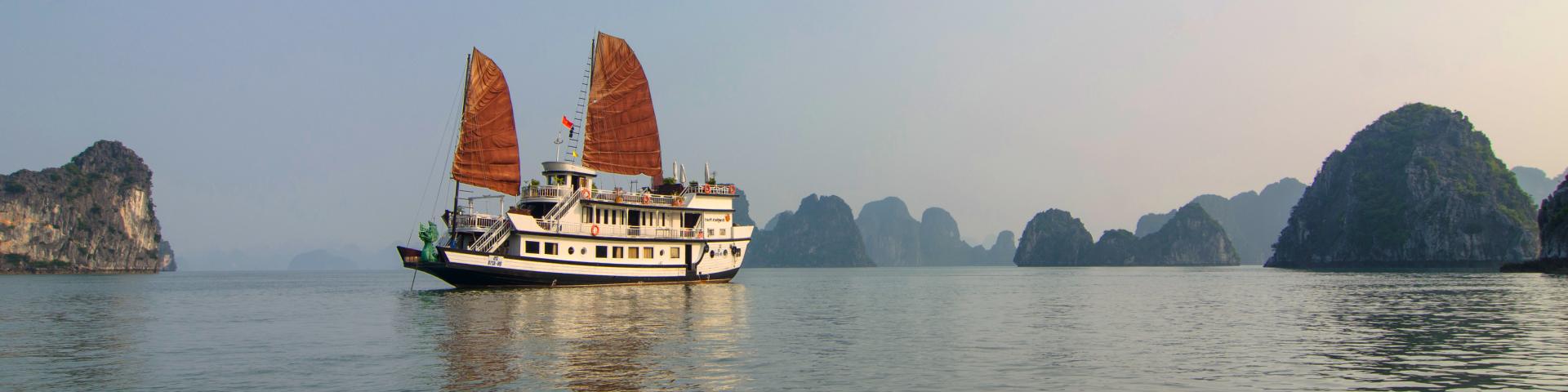 Statek Prince Junk w Halong Bay - zarezerwuj wycieczki do Wietnamu